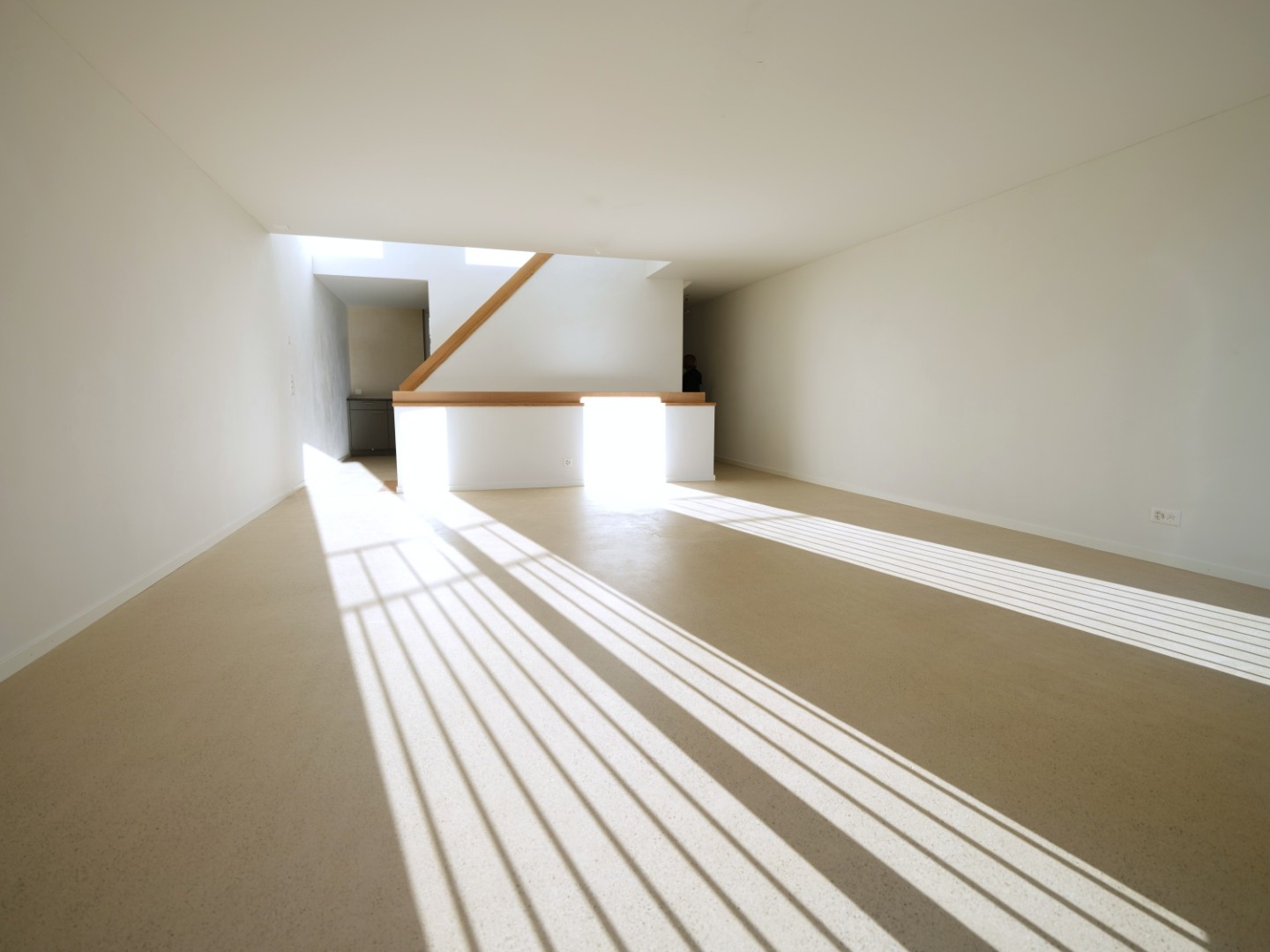 Wohnzimmer mit Zugang zu Wintergarten und Sonnenterrasse